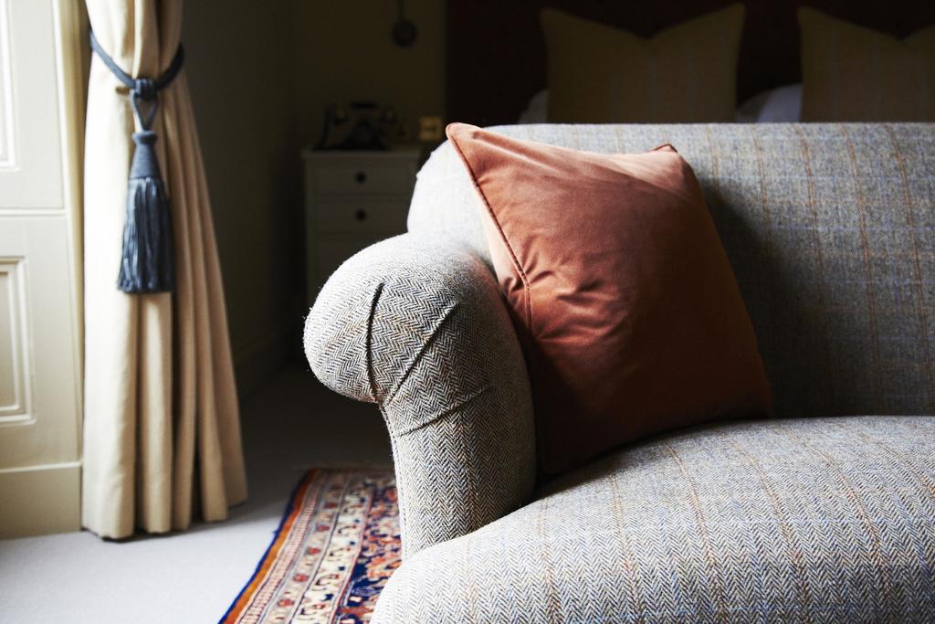 The Roseate Edinburgh - Small Luxury Hotels Of The World Eksteriør billede A throw pillow on a sofa