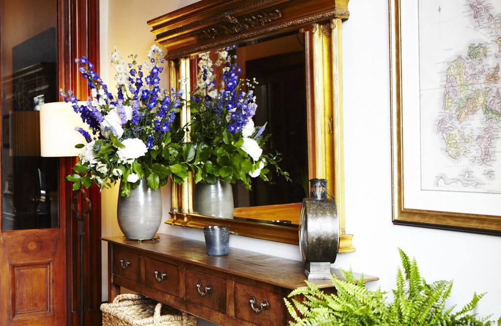 The Roseate Edinburgh - Small Luxury Hotels Of The World Eksteriør billede A mirror on a console table