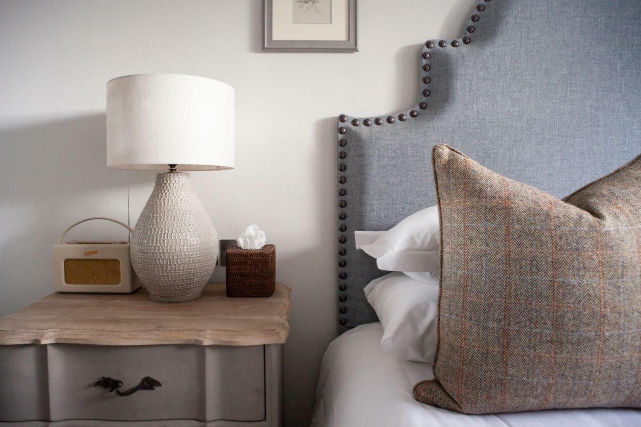 The Roseate Edinburgh - Small Luxury Hotels Of The World Eksteriør billede A bedside table