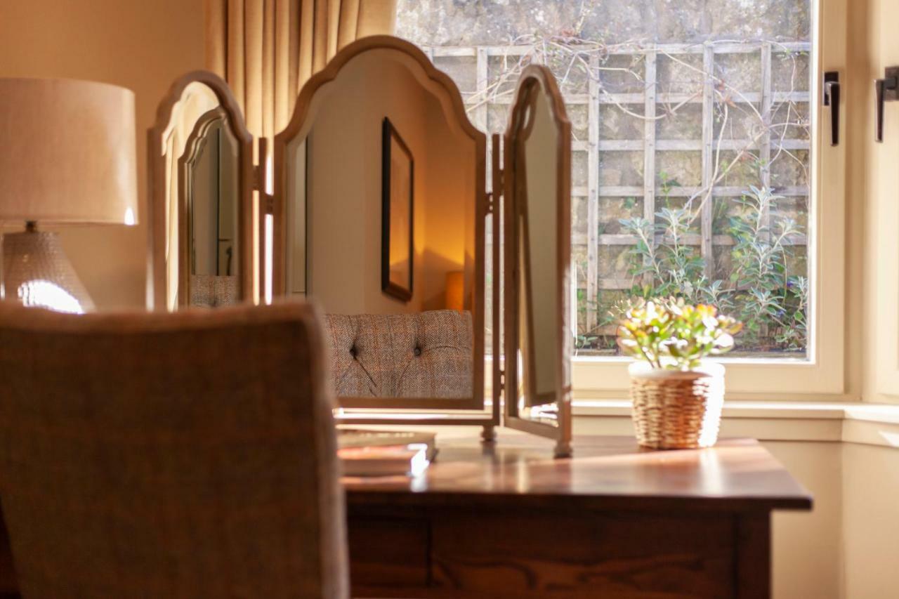 The Roseate Edinburgh - Small Luxury Hotels Of The World Eksteriør billede A dressing table with a tri-fold mirror